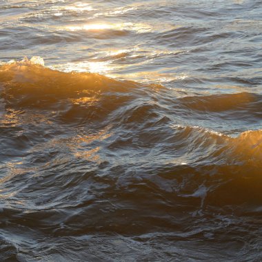 Deniz suyu yüzeyi dokusu. Yumuşak güneş ışığı. Panoramik görüntü, grafik kaynaklar. Doğa, çevre kavramları