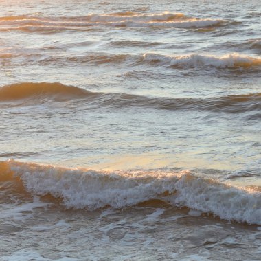 Deniz suyu yüzeyi dokusu. Yumuşak güneş ışığı. Panoramik görüntü, grafik kaynaklar. Doğa, çevre kavramları