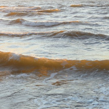 Deniz suyu yüzeyi dokusu. Yumuşak güneş ışığı. Panoramik görüntü, grafik kaynaklar. Doğa, çevre kavramları