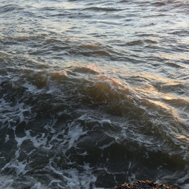 Deniz suyu yüzeyi dokusu. Yumuşak güneş ışığı. Panoramik görüntü, grafik kaynaklar. Doğa, çevre kavramları