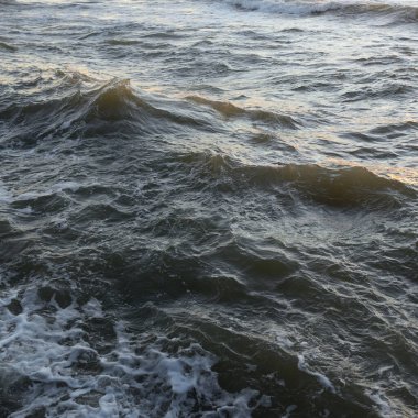 Deniz suyu yüzeyi dokusu. Yumuşak güneş ışığı. Panoramik görüntü, grafik kaynaklar. Doğa, çevre kavramları