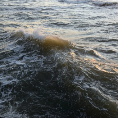 Deniz suyu yüzeyi dokusu. Yumuşak güneş ışığı. Panoramik görüntü, grafik kaynaklar. Doğa, çevre kavramları