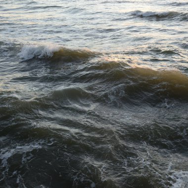 Deniz suyu yüzeyi dokusu. Yumuşak güneş ışığı. Panoramik görüntü, grafik kaynaklar. Doğa, çevre kavramları