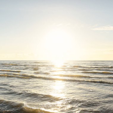 Kumlu bir sahilden (kum tepeleri) Baltık denizinin panoramik görüntüsü. Parlayan bulutlarla, dalgalarla ve su sıçramalarıyla berrak bir gökyüzü. Idyllic deniz manzarası. Sıcak kış havası, iklim değişikliği, doğa