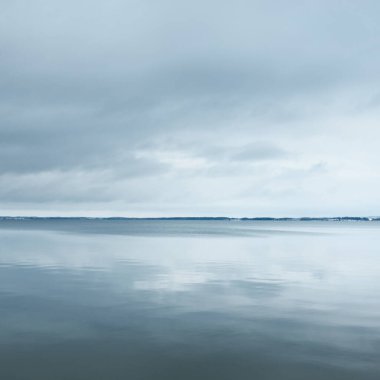 Gün batımında orman gölü (nehir) panoramik manzarası. Sudaki simetri yansımaları, doğal ayna. Idyllic manzara. Sonbahar, kışın başlangıcı. Letgale, Letonya. Doğa, çevre, eko-turizm
