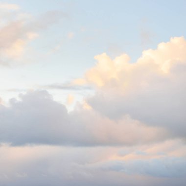 Süslü bulutlar. Dramatik bir gökyüzü. Destansı fırtına bulutları. Yumuşak güneş ışığı. Panoramik görüntü, doku, arkaplan, grafik kaynakları, tasarım, kopyalama alanı. Meteoroloji, cennet, umut, barış kavramı