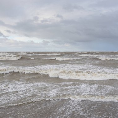 Fırtınadan sonra Baltık Denizi. Gün batımı. Resimli panoramik manzara, deniz manzarası. Doğa, çevre, sert hava, iklim değişikliği