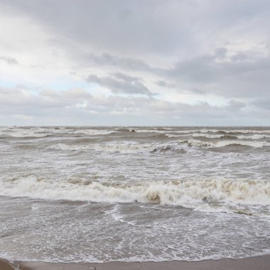 Fırtınadan sonra Baltık Denizi. Gün batımı. Resimli panoramik manzara, deniz manzarası. Doğa, çevre, sert hava, iklim değişikliği