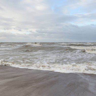 Fırtınadan sonra Baltık Denizi. Gün batımı. Resimli panoramik manzara, deniz manzarası. Doğa, çevre, sert hava, iklim değişikliği
