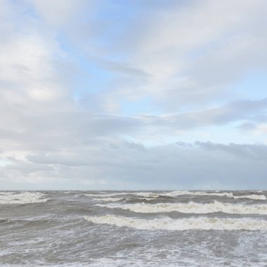 Fırtınadan sonra Baltık Denizi. Gün batımı. Resimli panoramik manzara, deniz manzarası. Doğa, çevre, sert hava, iklim değişikliği