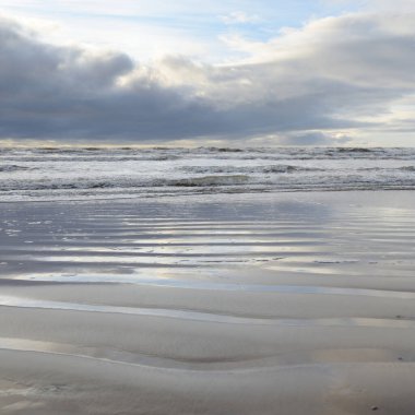 Fırtınadan sonra Baltık Denizi. Yumuşak günbatımı ışığı, çarpıcı parlayan bulutlar. Deniz manzarası, bulutlar, doğa. Panoramik manzara. Ekoloji, iklim değişikliği, hava durumu