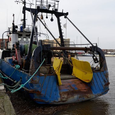 Balıkçı teknesi (trol teknesi) kargo limanına demir attı. Baltık Denizi, Ventspils, Letonya. Ulaşım, geleneksel zanaat, lojistik, endüstri, özel ekipman