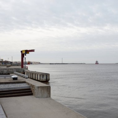 Büyük gemi kargo iskelesinden ayrılıyor. Baltık Denizi. Letonya 'da sızıntı var. Nakliye, endüstri, lojistik