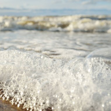 Deniz köpüğü, su yüzeyi dokusu, yakın plan. Kumsal manzarası (kum tepeleri). Soyut doğal arkaplan, duvar kağıdı. Panoramik resim