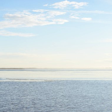 Gün batımında mavi orman gölü (nehir) panoramik hava manzarası. Yumuşak güneş ışığı, berrak gökyüzü, suya yansıyan yansımalar. Baharın başında. İdealist pastoral manzara. Doğa, çevre, ekoloji, eko-turizm
