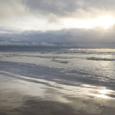 Fırtınadan sonra Baltık Denizi. Yumuşak günbatımı ışığı, çarpıcı parlayan bulutlar. Deniz manzarası, bulutlar, doğa. Panoramik manzara. Ekoloji, iklim değişikliği, hava durumu