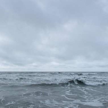 Fırtınadan sonra Baltık Denizi. Dramatik parlayan bulutlar. Deniz manzarası, bulutlar, fırtına, doğa. Panoramik manzara. Ekoloji, iklim değişikliği, hava durumu