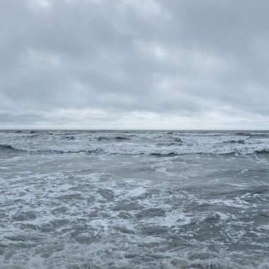 Fırtınadan sonra Baltık Denizi. Dramatik parlayan bulutlar. Deniz manzarası, bulutlar, fırtına, doğa. Panoramik manzara. Ekoloji, iklim değişikliği, hava durumu
