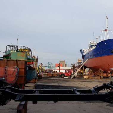 Karada duran eski gemi. Liman, tersane. Sanayi bölgesi. Ulaşım, onarım, servis. Havalandırma, Letonya, Baltık Denizi