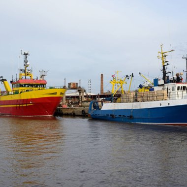 Balıkçı teknesi (trol teknesi) kargo limanına demir attı. Baltık Denizi, Ventspils, Letonya. Ulaşım, geleneksel zanaat, lojistik, endüstri, özel ekipman