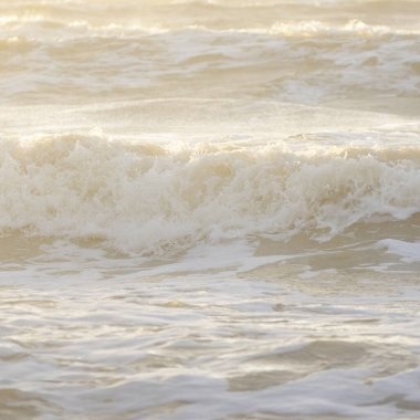 Fırtınadan sonra Baltık kıyıları. Gün batımı, yumuşak güneş ışığı. Su yüzeyi dokusu, çarpan dalgalar, sıçramalar, köpük. Resimli panoramik manzara. Idyllic deniz manzarası. Doğa, çevre, ekoloji temaları