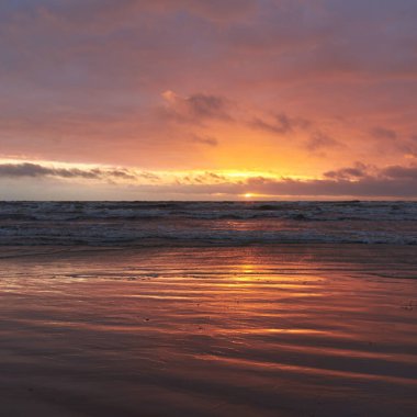 Fırtınadan sonra gün batımında Baltık Denizi. Dramatik gökyüzü, parlayan bulutlar, dofty altın güneş ışığı, dalgalar, fışkıran su. Resimli panoramik manzara. Doğa, çevre, ekoloji