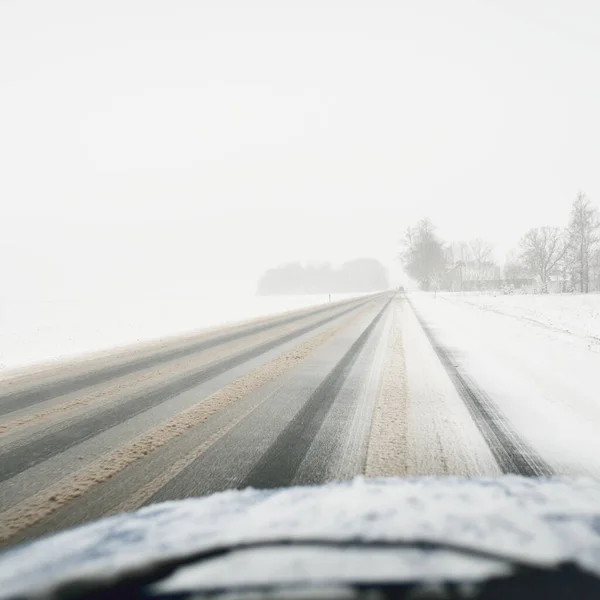 고속도로 아스팔트 눈덮인 들판을 지역을 눈보라 눈보라 크리스마스 타이어 — 스톡 사진