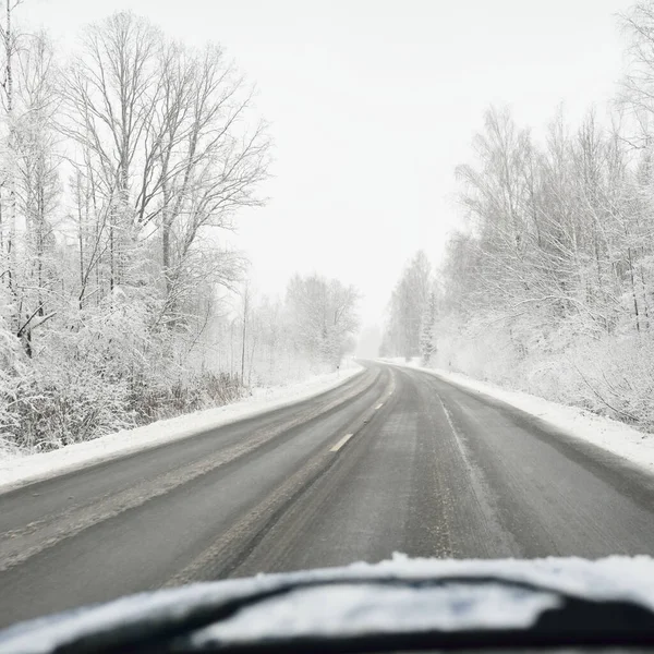 고속도로 아스팔트 눈덮힌 지역을 차에서 바라봐 크리스마스 타이어 — 스톡 사진