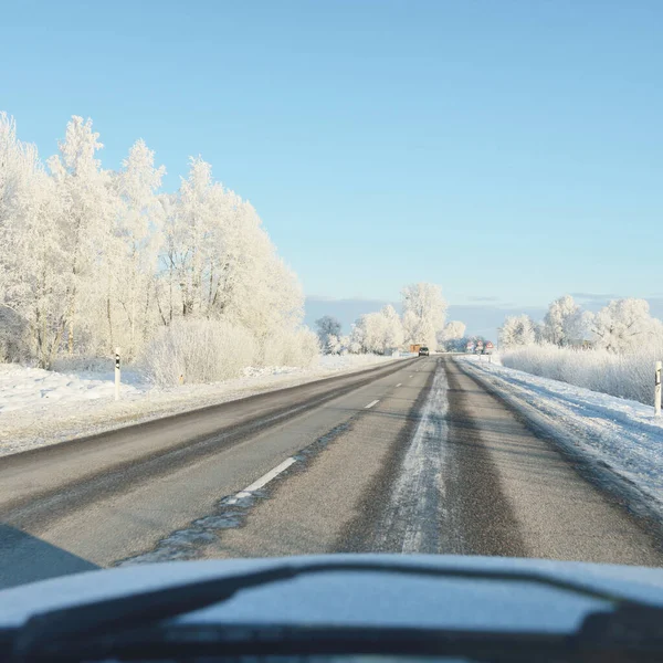 Pusta Autostrada Droga Asfaltowa Przez Pokryty Śniegiem Las Pola Obszar — Zdjęcie stockowe