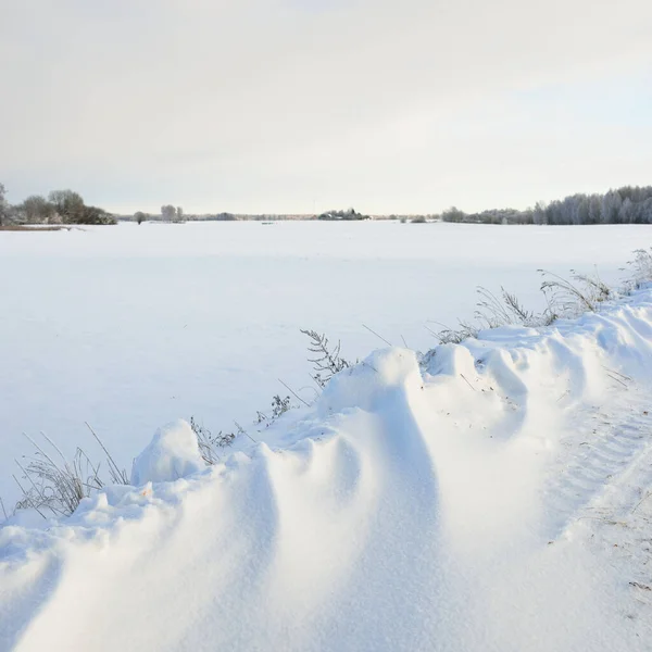 Strada Campagna Attraverso Campi Innevati Zona Rurale Vista Dalla Macchina — Foto Stock