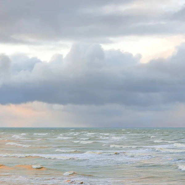 Ostsee Nach Dem Sturm Dramatischer Himmel Glühende Wolken Weiches Sonnenlicht — Stockfoto