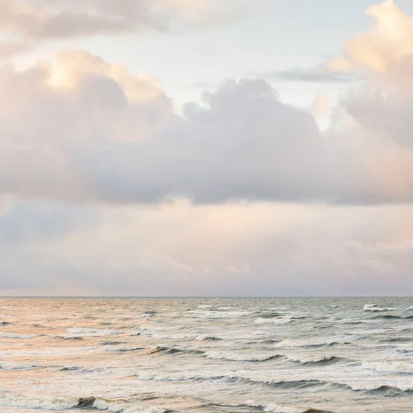 Baltic Sea Storm Dramatic Sky Glowing Clouds Soft Sunlight Waves — Fotografia de Stock