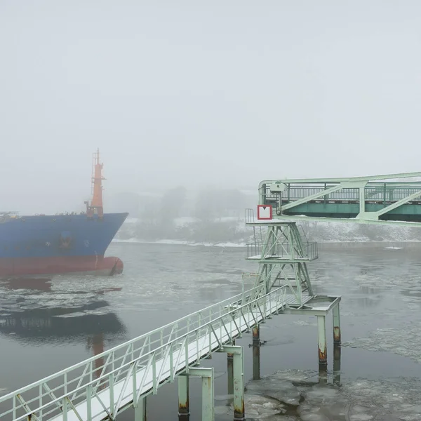 Fiume Ghiacciato Grande Nave Carico Ponte Oscillante Neve Nebbia Fitta — Foto Stock