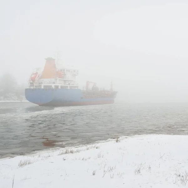 Fryst Flod Stort Lastfartyg Snö Tjocka Dimma Begreppet Vinter Stadslandskap — Stockfoto
