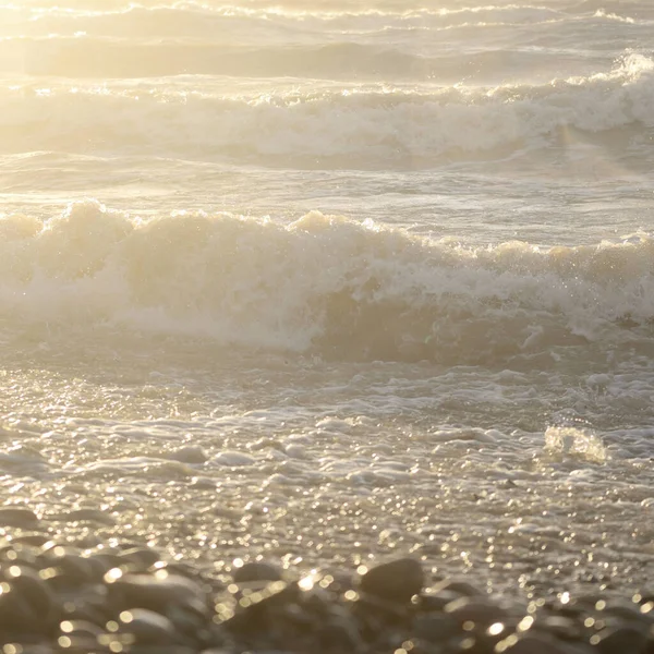 Östersjöns Strand Efter Stormen Solnedgång Mjukt Solljus Vatten Ytstruktur Kraschar — Stockfoto