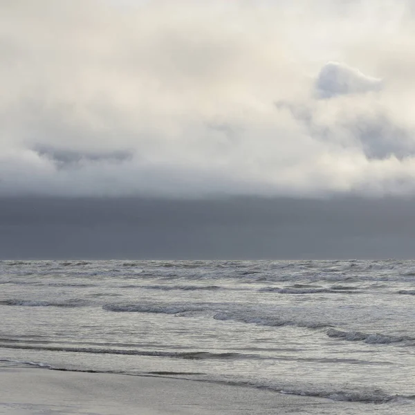 Fırtınadan sonra Baltık Denizi. Yumuşak günbatımı ışığı, çarpıcı parlayan bulutlar. Deniz manzarası, bulutlar, doğa. Panoramik manzara. Ekoloji, iklim değişikliği, hava durumu