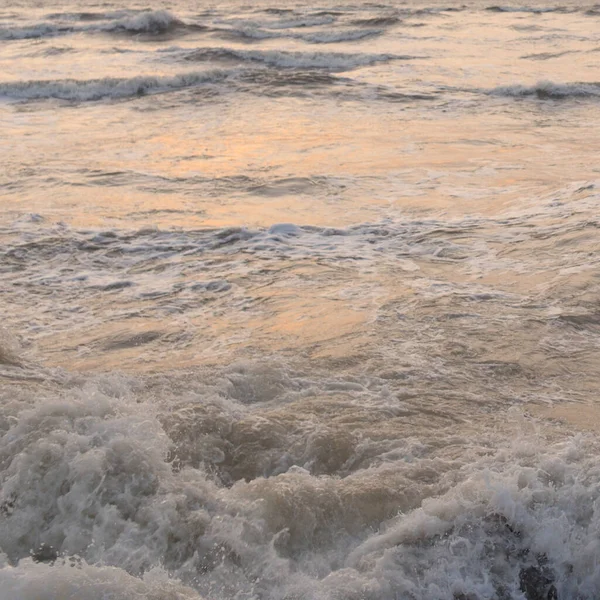 Deniz suyu yüzeyi dokusu. Dalgalar ve cinler, fırtına. Yumuşak güneş ışığı. Panoramik görüntü, grafik kaynaklar. Doğa, çevre kavramları