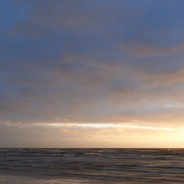 日没の嵐の後 バルト海 劇的な空 輝く雲 たくさんの黄金の太陽 水しぶき 絵のように美しいパノラマの風景 自然環境生態学 — ストック写真