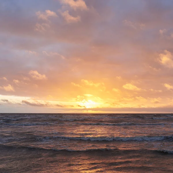 Östersjön Efter Stormen Vid Solnedgången Dramatisk Himmel Glödande Moln Dofty — Stockfoto