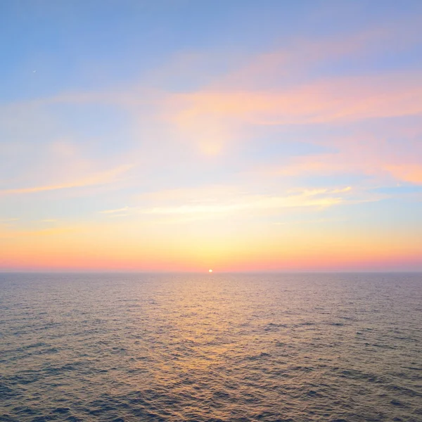 Oostzee Bij Zonsondergang Heldere Lucht Blauwe Roze Gloeiende Wolken Zacht — Stockfoto