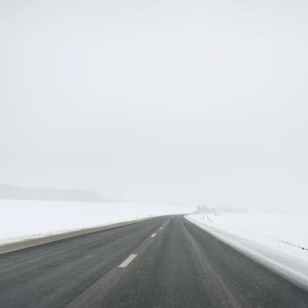 고속도로 아스팔트 눈덮인 들판을 지역을 눈보라 눈보라 크리스마스 타이어 — 스톡 사진
