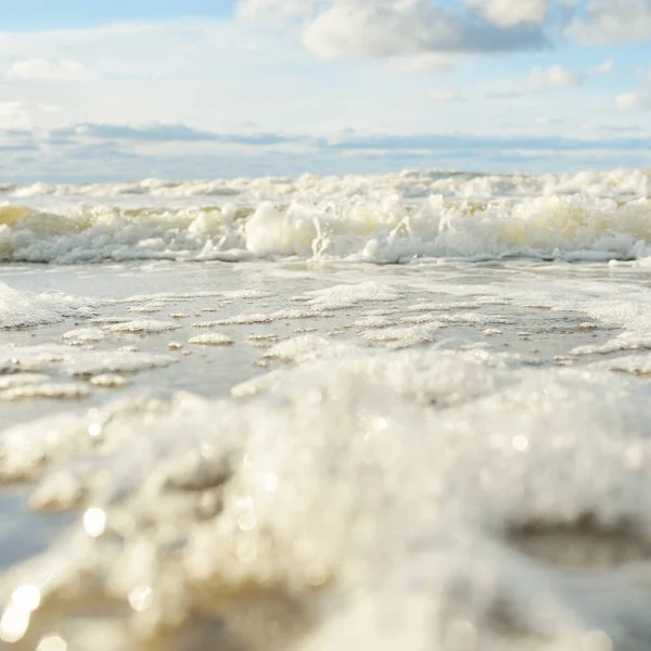 Deniz köpüğü, su yüzeyi dokusu, yakın plan. Kumsal manzarası (kum tepeleri). Soyut doğal arkaplan, duvar kağıdı. Panoramik resim