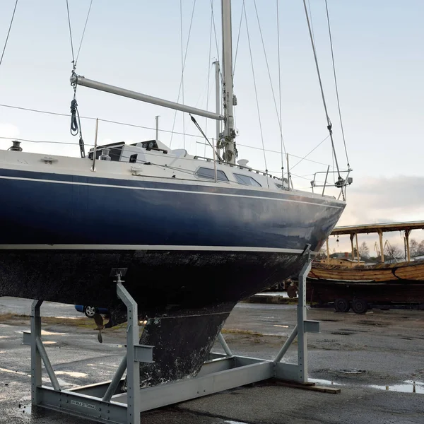 Blue Sloop Rigged Sailboat Standing Land Yacht Club Service Repair — Foto de Stock