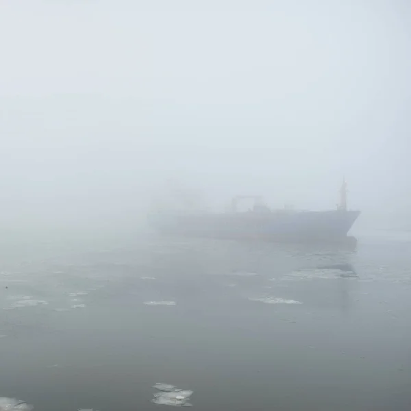 Frozen River Large Cargo Ship Snow Thick Fog Concept Winter — Foto Stock