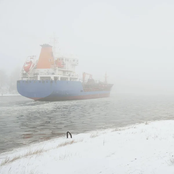 Bevroren Rivier Groot Vrachtschip Sneeuw Dikke Mist Onderwerp Winter Stedelijk — Stockfoto