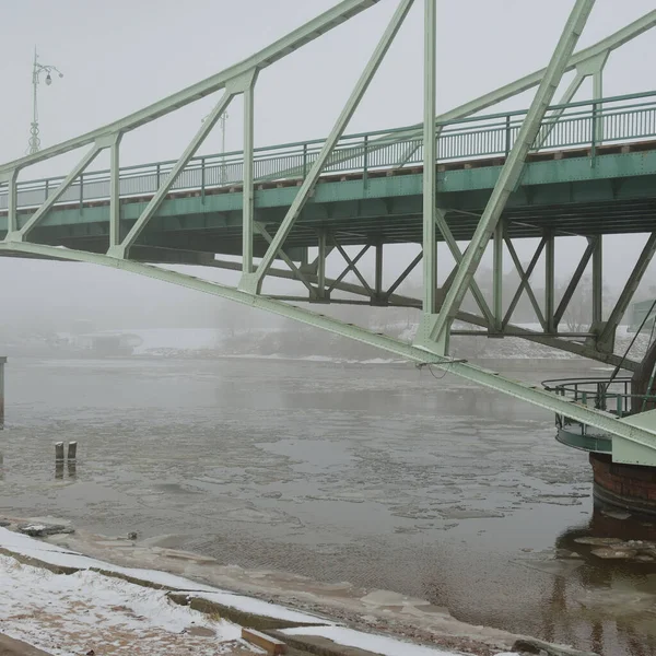 Gefrorener Fluss Schwingbrücke Schnee Dichter Nebel Konzept Winter Urbane Landschaft — Stockfoto