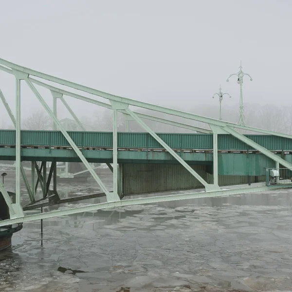 Gefrorener Fluss Schwingbrücke Schnee Dichter Nebel Konzept Winter Urbane Landschaft — Stockfoto