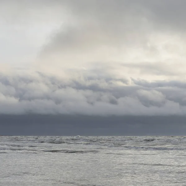 Ostsee Nach Dem Sturm Sanftes Sonnenuntergangslicht Dramatisch Leuchtende Wolken Meereslandschaft — Stockfoto