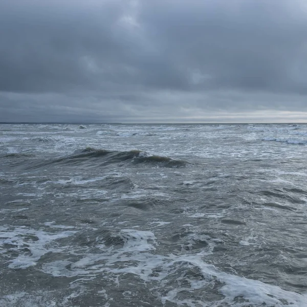 Fırtınadan sonra Baltık Denizi. Dramatik parlayan bulutlar. Deniz manzarası, bulutlar, fırtına, doğa. Panoramik manzara. Ekoloji, iklim değişikliği, hava durumu