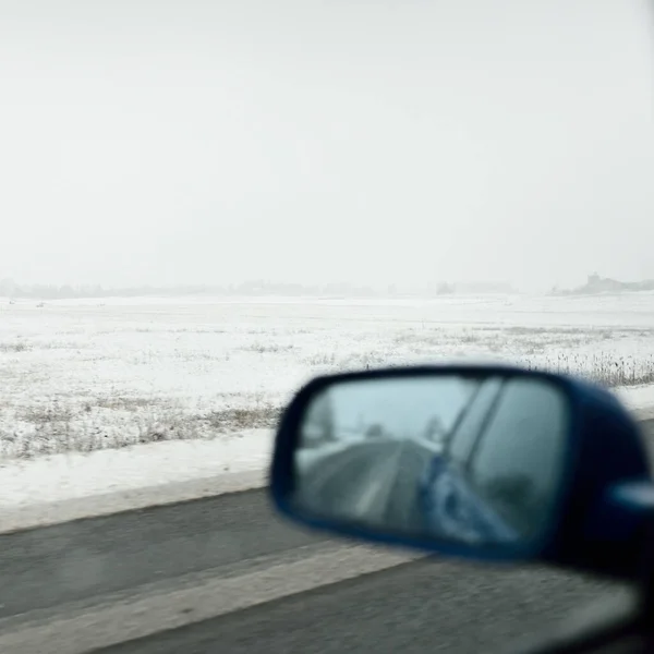 고속도로 아스팔트 눈덮인 들판을 지역을 차에서 바라봐 크리스마스 타이어 — 스톡 사진